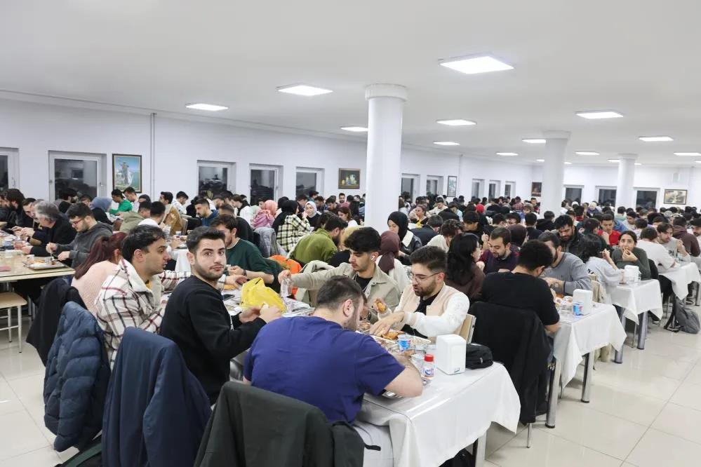 Öğrencilere ücretsiz iftar veriliyor