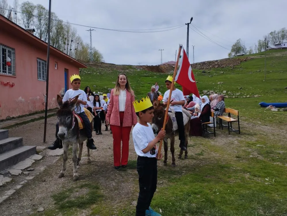Varto’da atlı ve eşekli 23 Nisan kutlaması